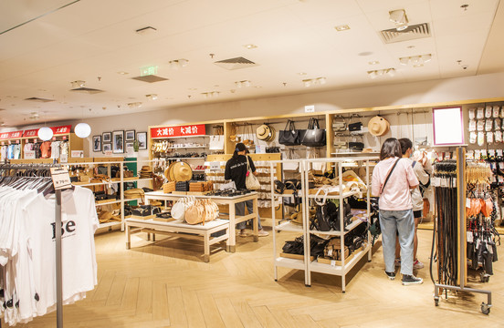 时尚与舒适的交汇点 探索现代鞋帽店的零售魅力